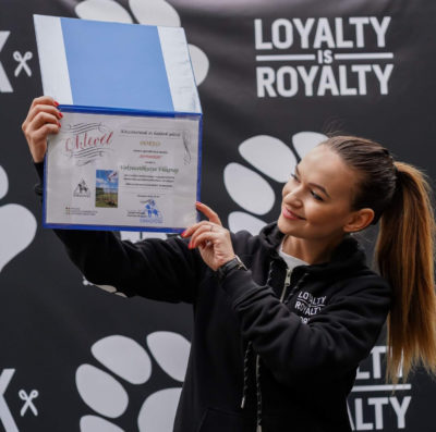 A Loyalty is royalty képviselője éppen az MVGYOSZ Vakvezető kutyakiképző központ oklevelét tartja a kezében. 