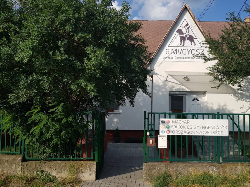 Vakvezető kutya kiképző központ utcafronti bejárat