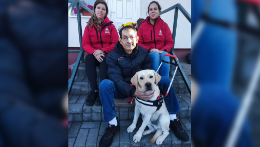 A képen Bajnóczy Enikő, Gabelics-Szilágyi Melinda és Laczkó László látható, mindhárman egy lépcsőn ülnek, előttük Morris foglal helyet, oldalra billentett fejjel figyeli a fotóst.